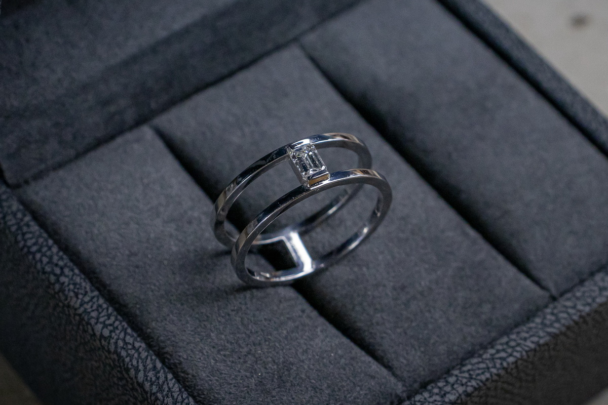 Кольцо из белого золота 585 с якутским бриллиантом