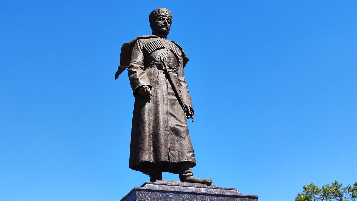 Памятник Хакурате в Майкопе