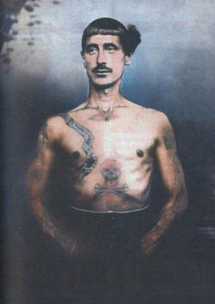 Рисунок Кукрыниксов. Из сборника «Кого мы били» (1937)<br />
Стихи Демьяна Бедного:<br />
АННЕНКОВ<br />
Сёл восставших усмиритель,<br />
Душегуб и разоритель,<br />
Искривившись, псом глядит<br />
Борька Анненков, бандит.-3