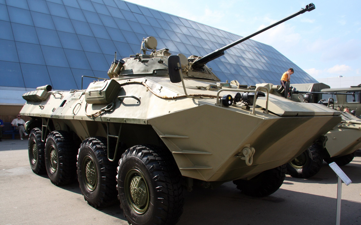 БТР-90 №2Б12ЛТ1932 и БТР-80А. Выставка IDELF-2008.