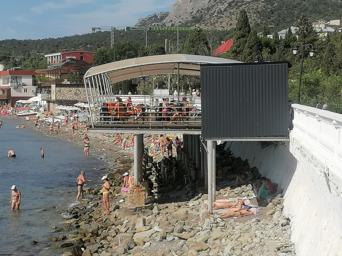 Солярий от гостиничного комплекса и мини-кафешка (серая стенка).