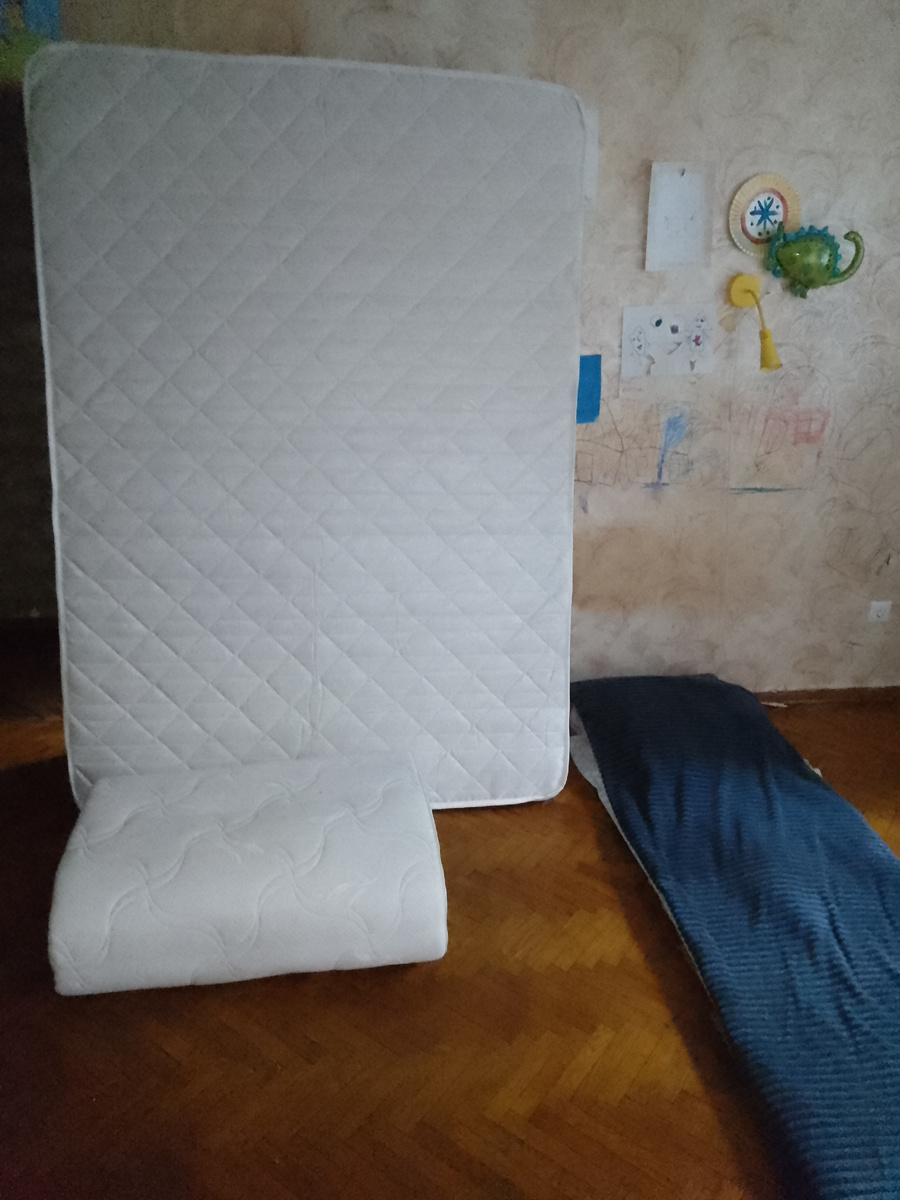 Пружинный матрас и  матрас с кокосовой койрой готовятся к отправке на помойку, никому не нужно, хотя целую неделю висел в ленте на Дарудар. Фото личный архив 