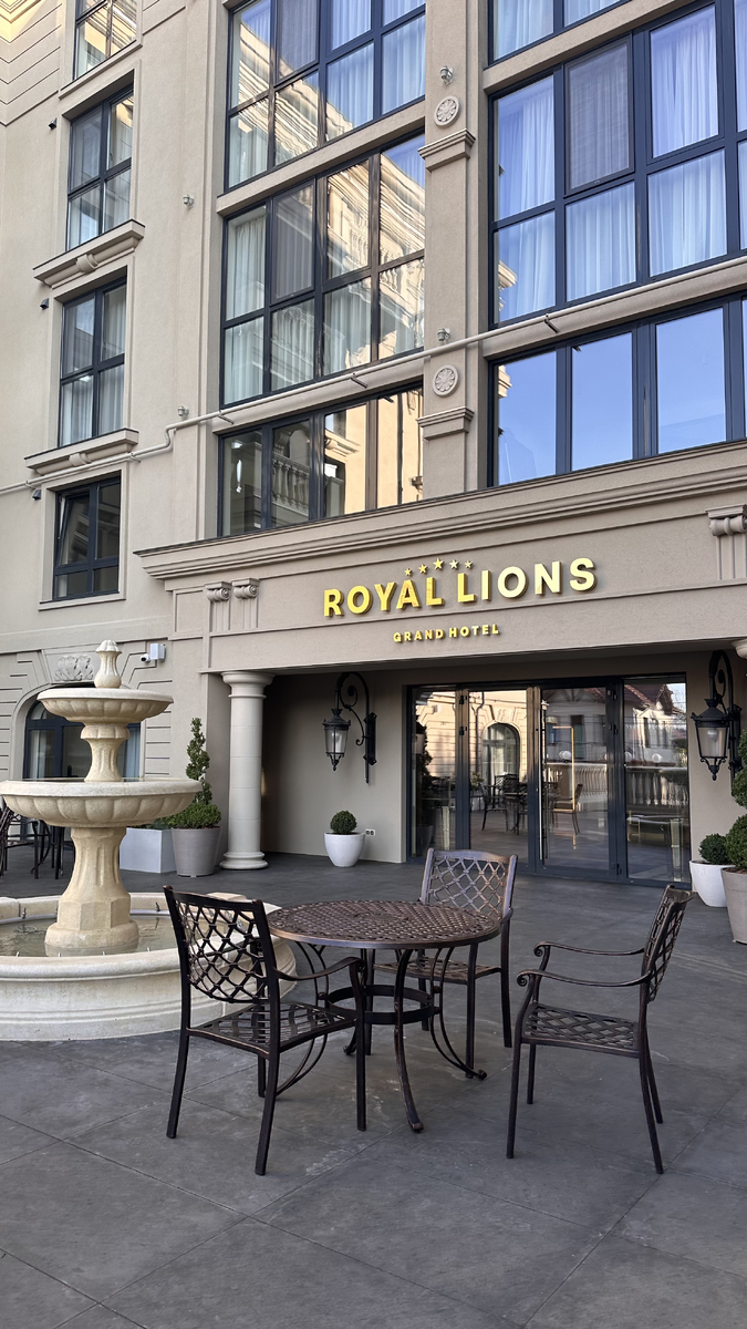 Вход с "городской" стороны 