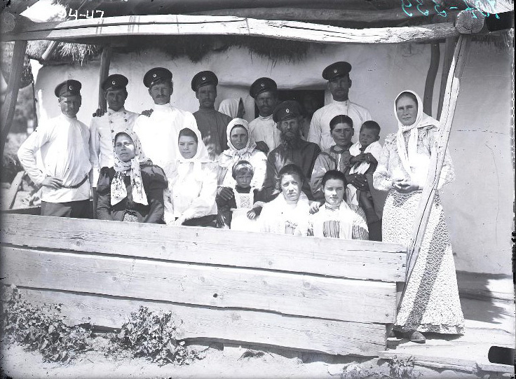 Группа песенников и песенниц хутора Насонтова, Екатерининской станицы. Фото: Музей антропологии и этнографии имени Петра Великого (Кунсткамера) https://goskatalog.ru