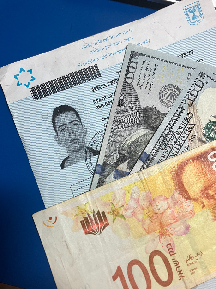 Уставшее лицо - показатель того, что не так легка жизнь работяги на Земле обетованной)) 