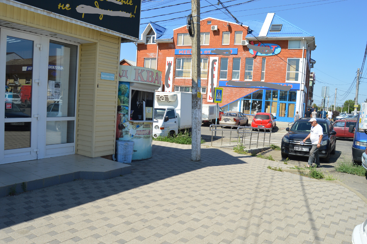 Фото автора. Август 2024. В городе хорошо, магазинов много, но, в станице лучше, там на много прохладней.