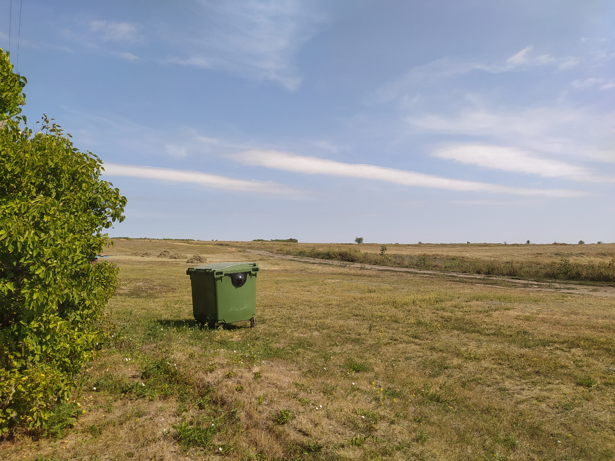 Контейнер пуст. Опустошен по графику в четверг. Фото автора
