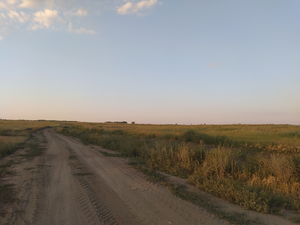 Дорога сельской односторонней улицы. Фото автора