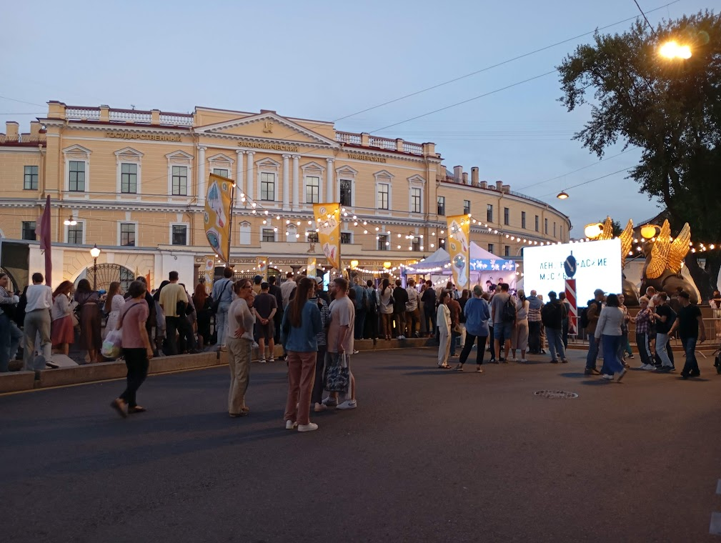 Народ уже здесь, программа с !8.00, мы появились через 2 часа