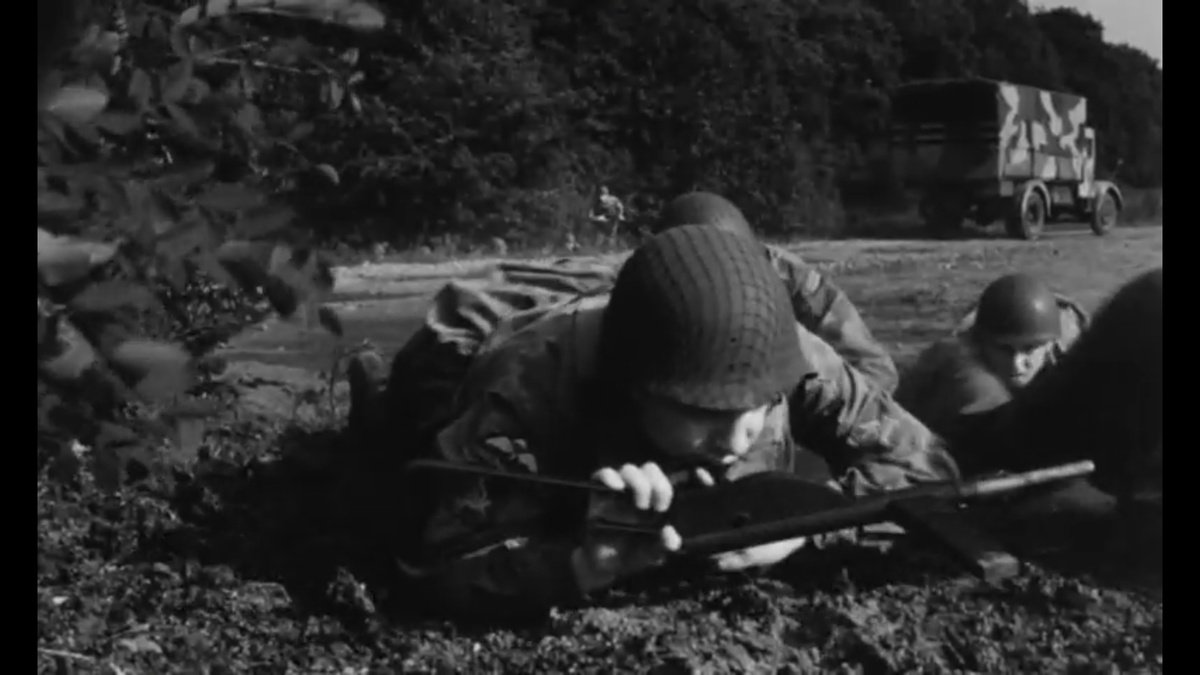 Диверсанты-"брандербуржцы" в английской форме со СТЭН Мк.II. Кадр из фильма