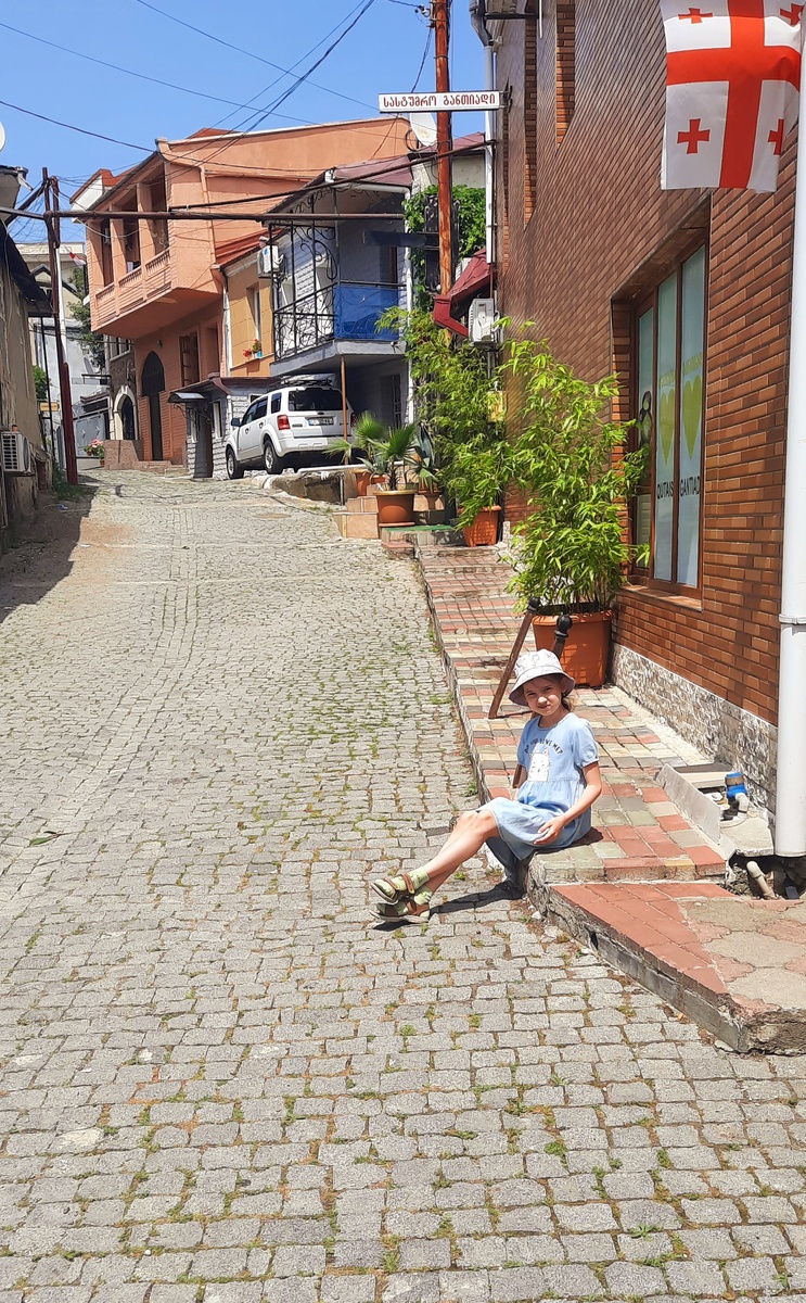 Старая улочка Кутаиси возле реки Риони