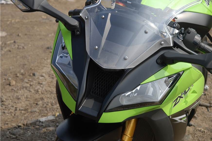 Оригинальная и нестандартная «морда» мотоцикла выглядит хищно и напоминает голову кобры, готовой к бою.
