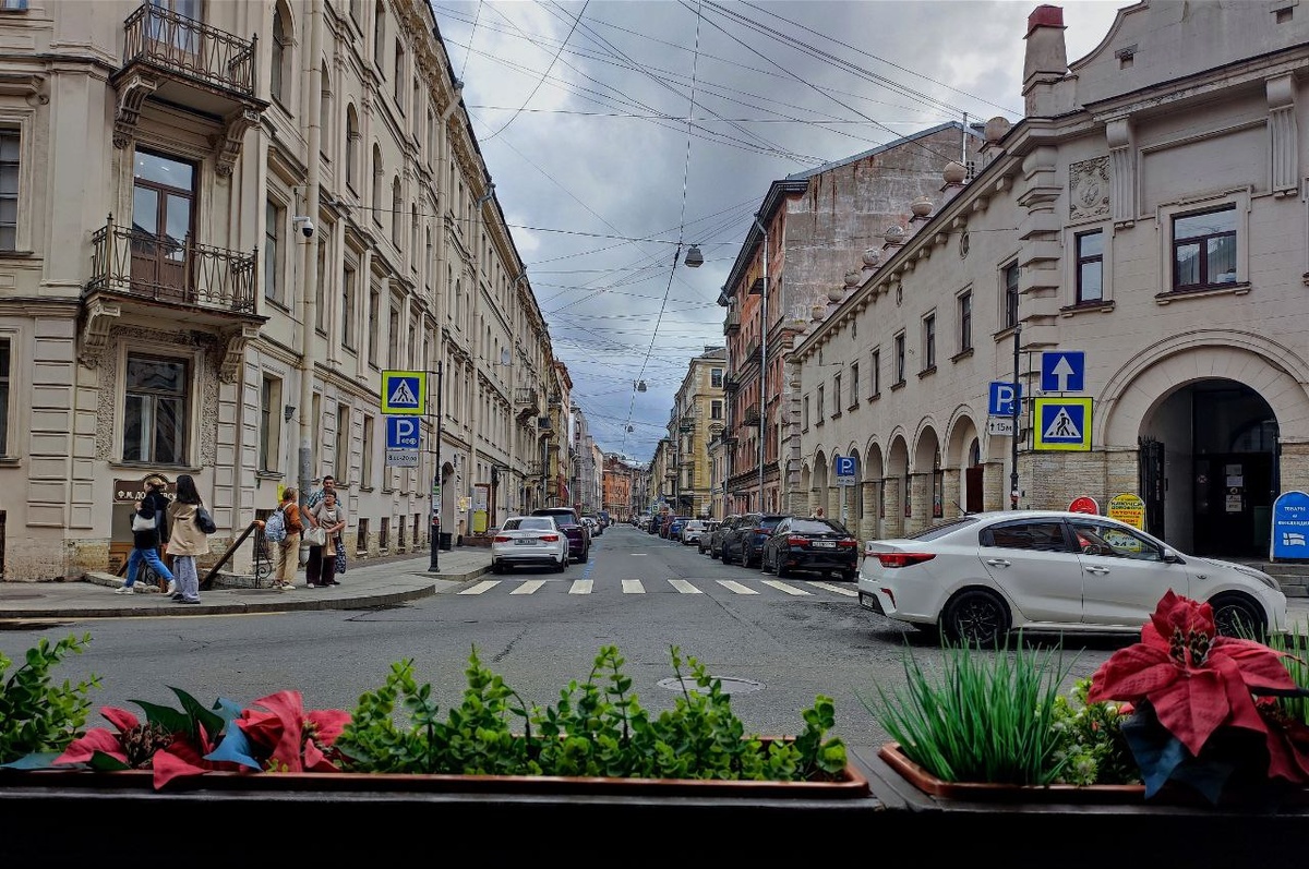 Фото автора. Заполнили ящики миксом искусственной зелени, пихали, как пихалось... Выглядит неэстетично. Не хватает женской руки :)))