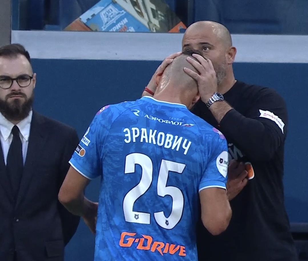 Деян Станкович целует Неменью Эраковича. Скриншот с видео "Матч Премьер"