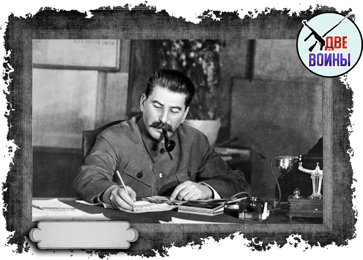 Сталин в кабинете. Фото в открытом доступе.