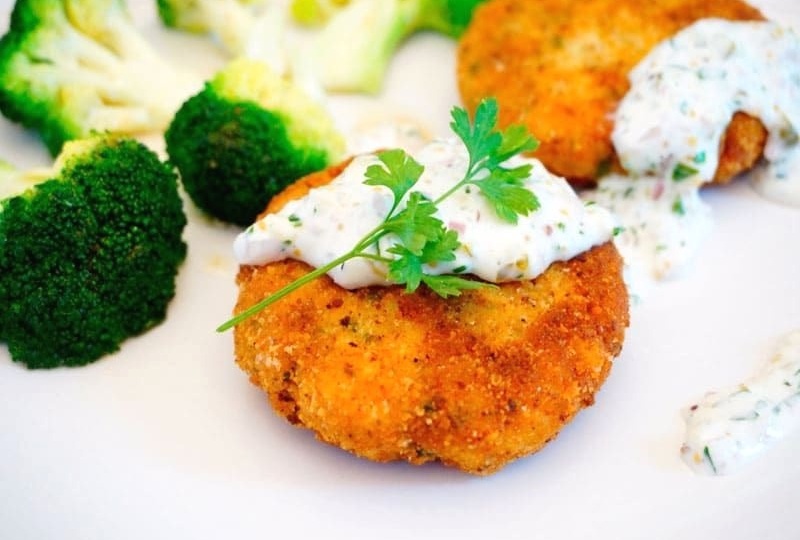 Ароматные и сочные рыбные котлетки со сметанным соусом в духовке - рецепт и ингредиенты. 30 минут и сытный ужин у вас на столе