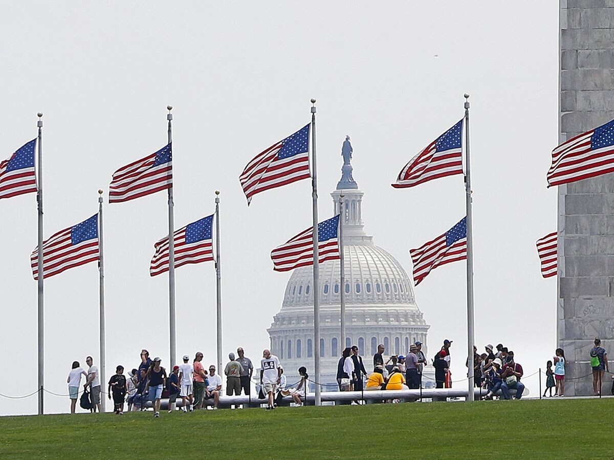    Люди возле Монумента Вашингтона в США© AP Photo / Pablo Martinez Monsivais