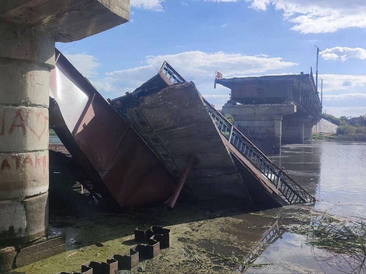    Разрушенный мост через реку Сейм в Глушковском районе Курской области© Фото : соцсети