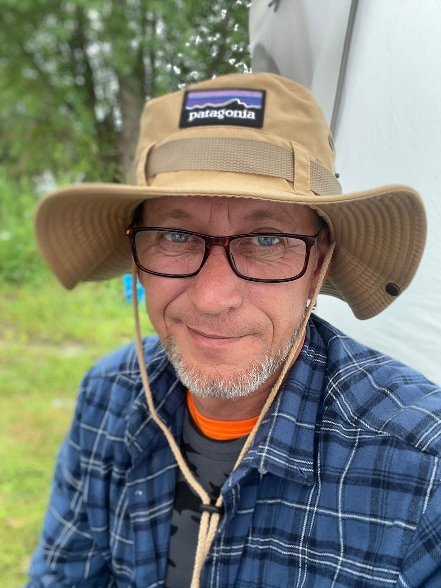 На фото передовик лесного хозяйства Степан Козловский. Фото сделано для фильма "А Рожи тут красные". 