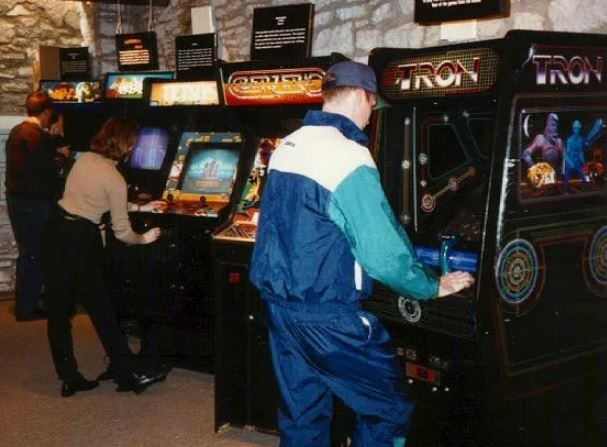 Зал игровых автоматов 90-х годов (иллюстрация из открытых источников)