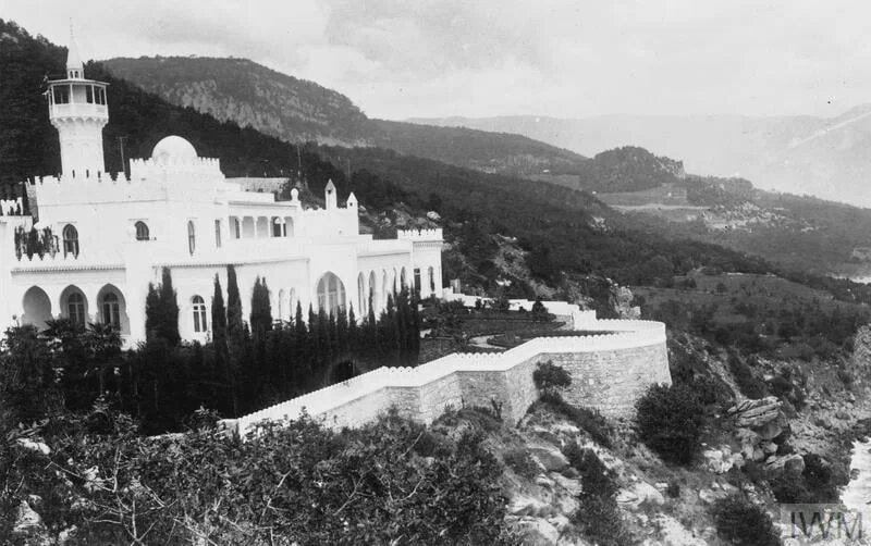 Дворец ,,Кичкинэ" в гаспре близ Ялты на фото 1918-го года.