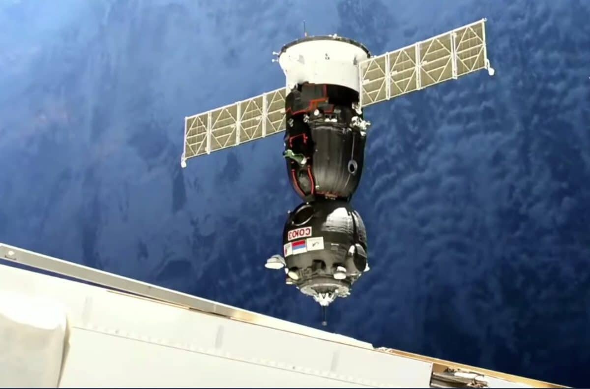    Пилотируемый корабль «Союз» приближается к МКС / © NASA TV