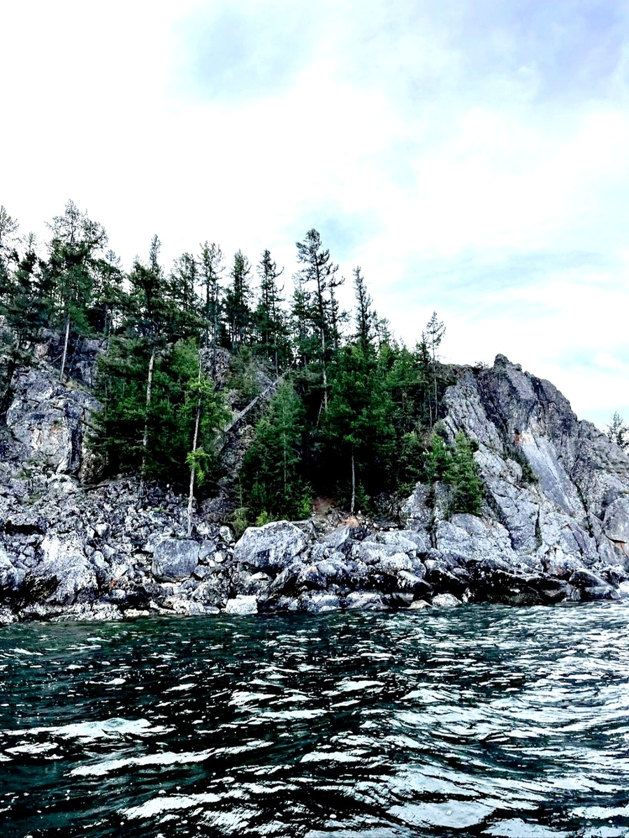 Берега Байкала. Вид с катера