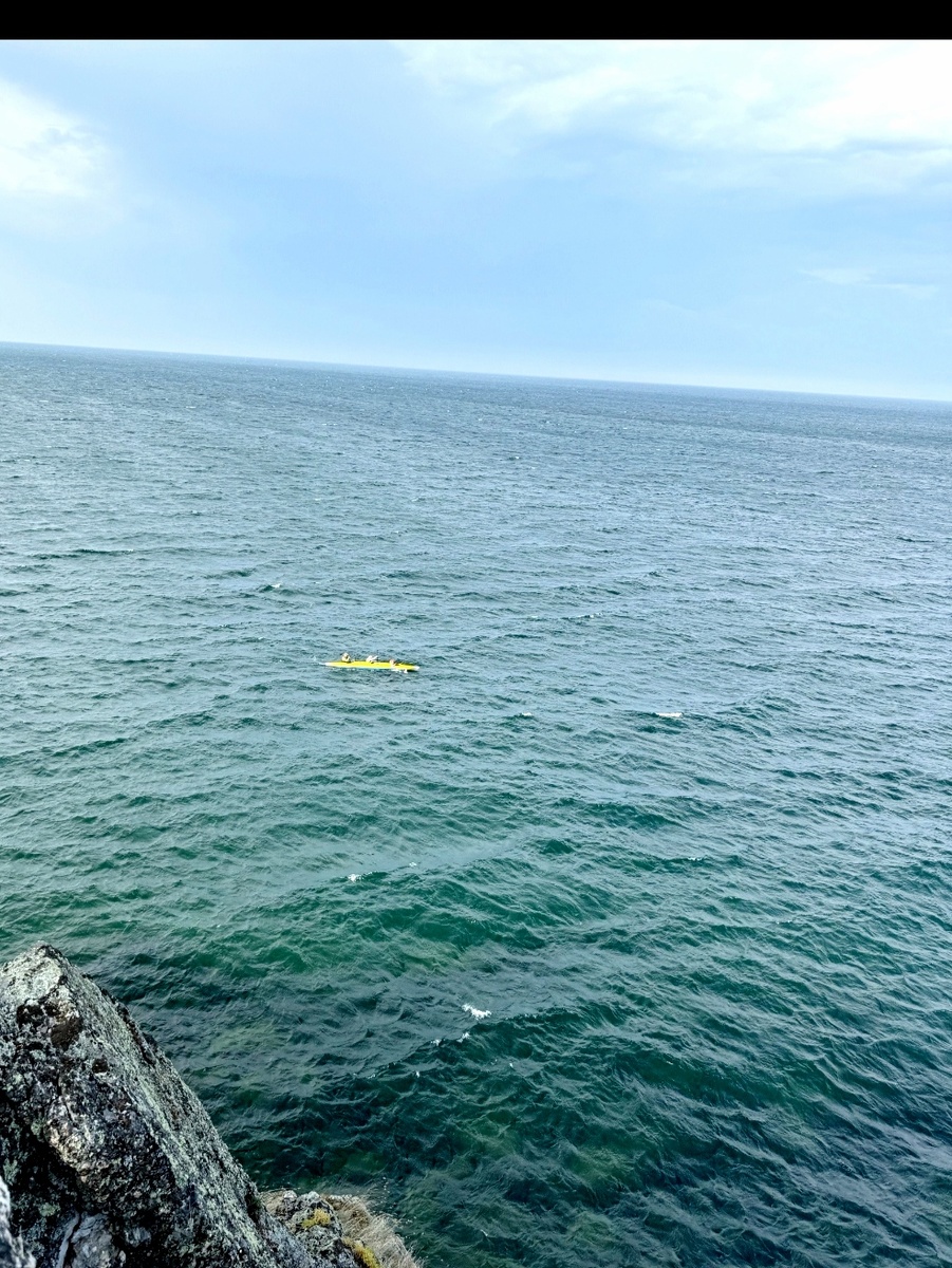 Экстрим на Байкале. Кто на скалах, а кто на воде.