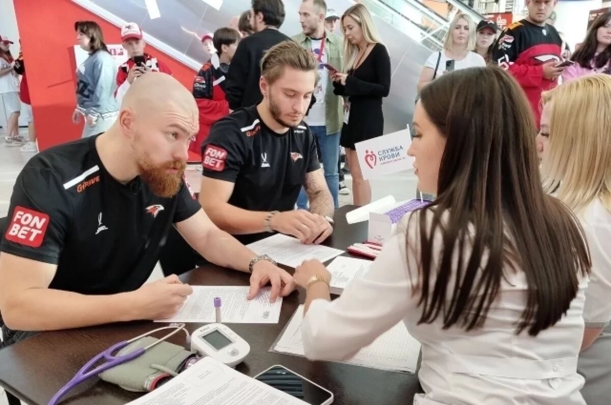    Игроки омского «Авангарда» пополнили регистр доноров костного мозга