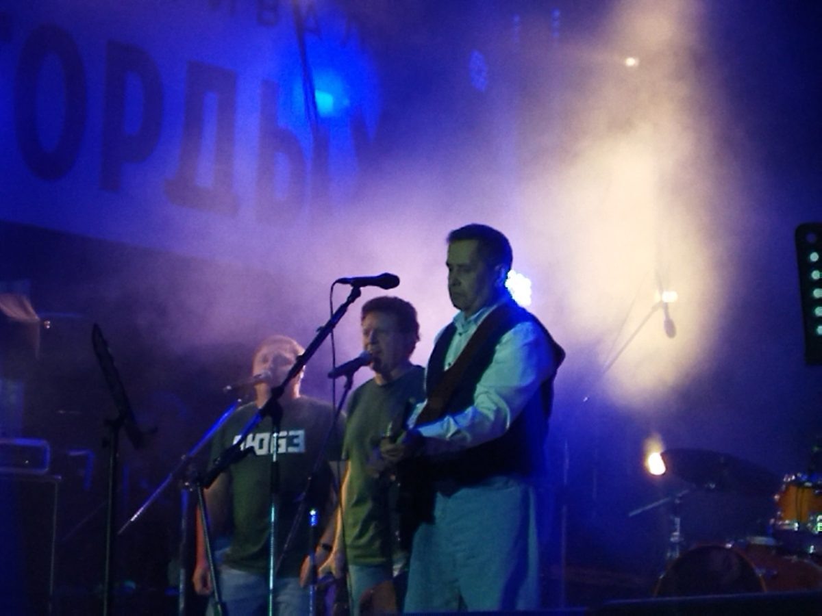    Тысячи зрителей собрались у здания речного вокзала, чтобы услышать любимых исполнителей