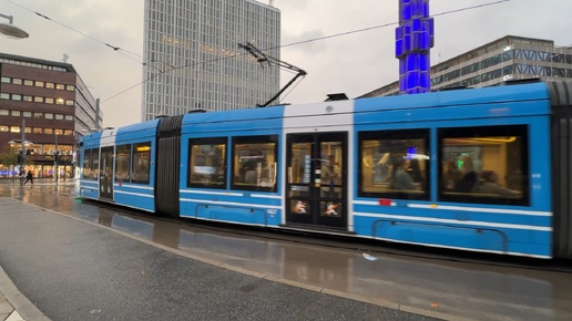 Швеция. 🇸🇪 Стокгольм. 🚃🚃🚃 Травмай яркого голубого 🦋🦋🦋цвета оживляет дождливое августовское утро.