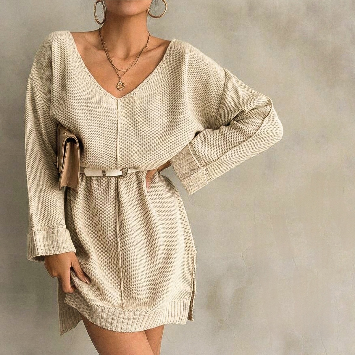 Платье свободного кроя с треугольным вырезом горловины и разрезами по боками