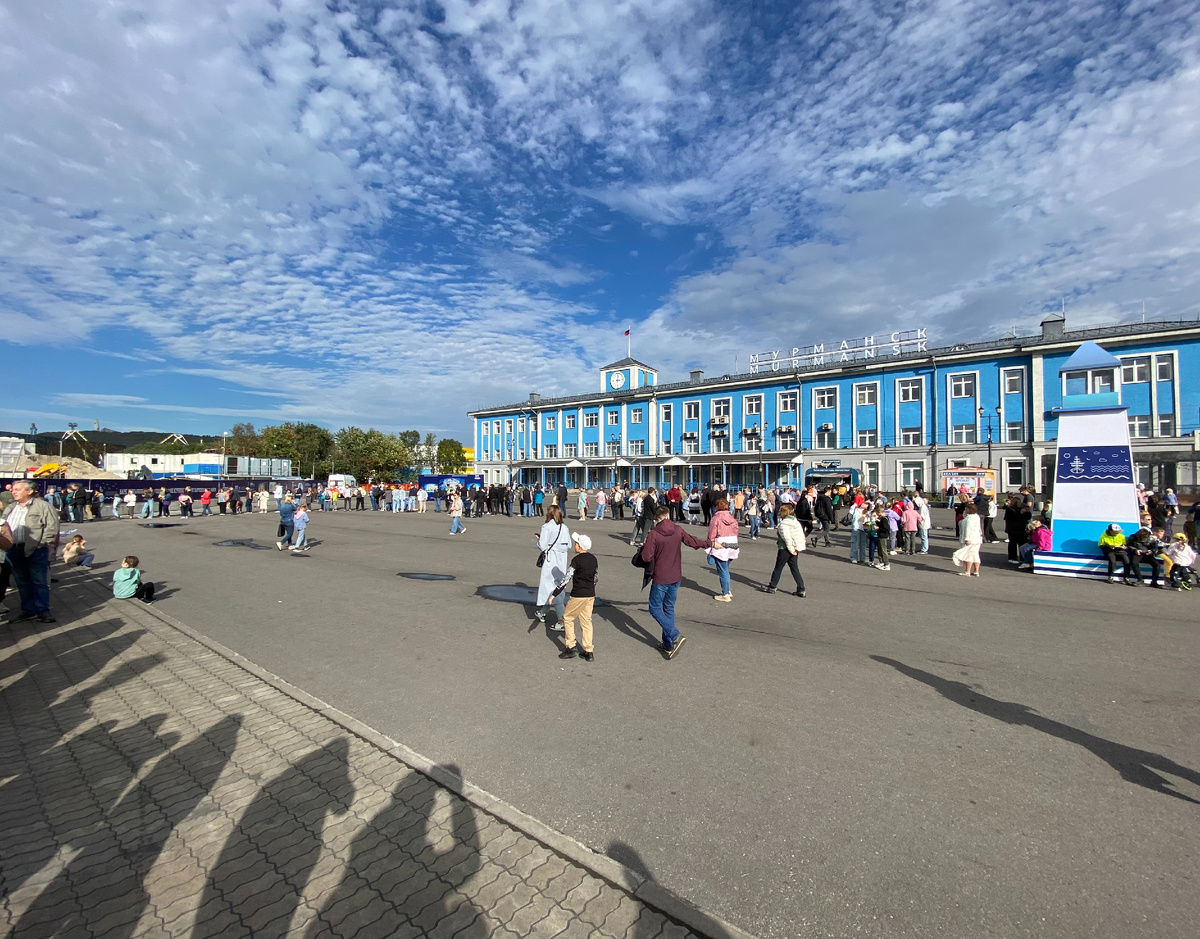 Горожане и гости города выстраивались в импровизированную очередь, которая растянулась на два часа ожидания. Но никто не возмущался - на морском вокзале и без того было на что полюбоваться. © 2024 год Фото из личного архива автора.