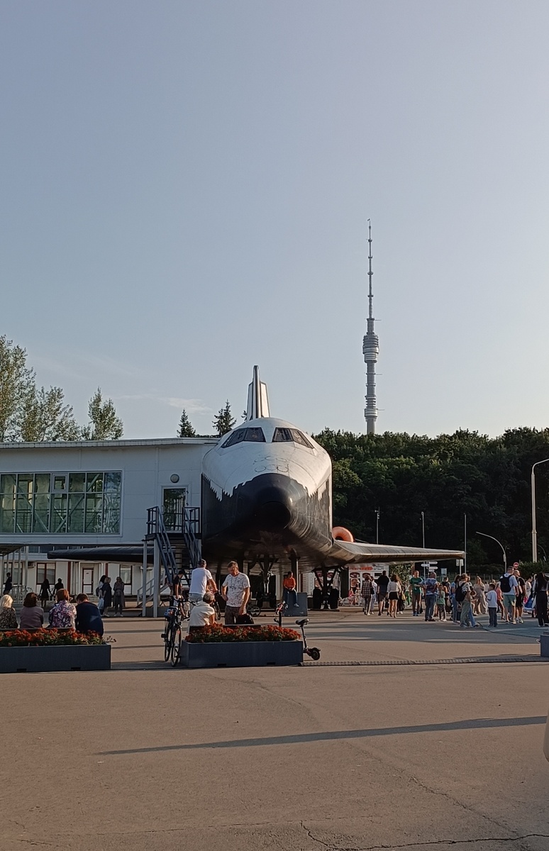Остатки былой высокоразвитой цивилизации. Теперь в космос на этом не летят, теперь это экскурсионный обьект