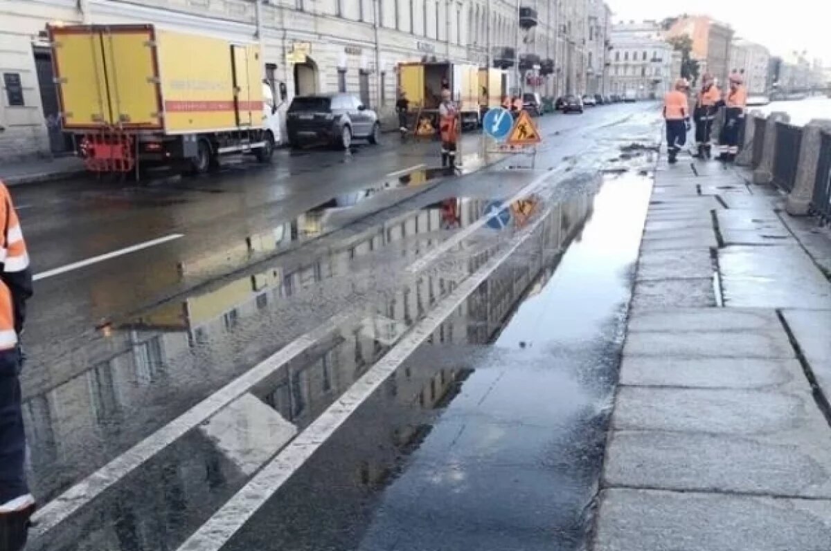    Набережная Фонтанки частично оказалась под из-за коммунальной аварии