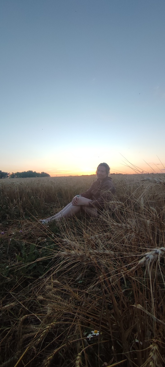 Очень люблю много ходить пешком - в поле, в лесу, в городе!