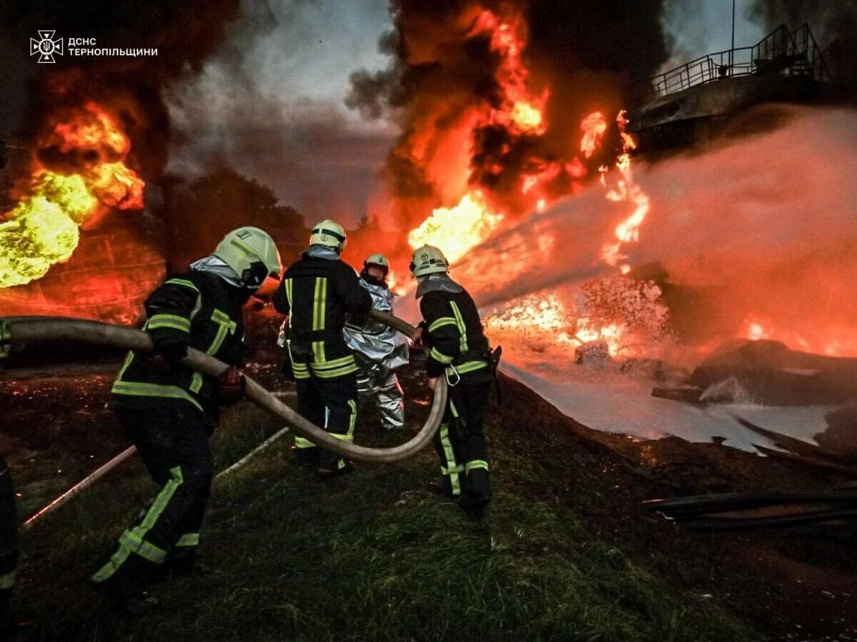    Украинские пожарные во время тушения пожара в Тернополе© Фото : ГСЧС Украины