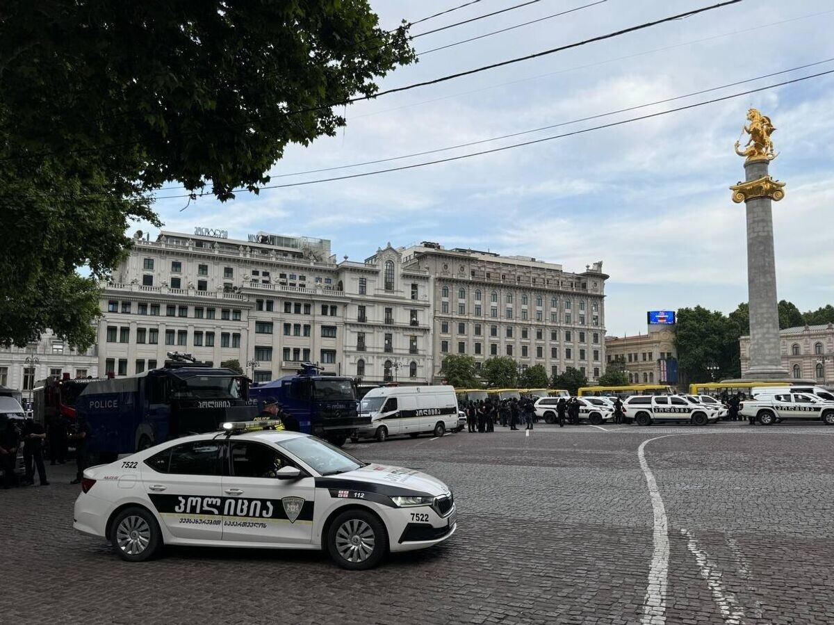    Сотрудники полиции на улице в Тбилиси во время акции протеста противников закона "О прозрачности иностранного влияния"© Sputnik