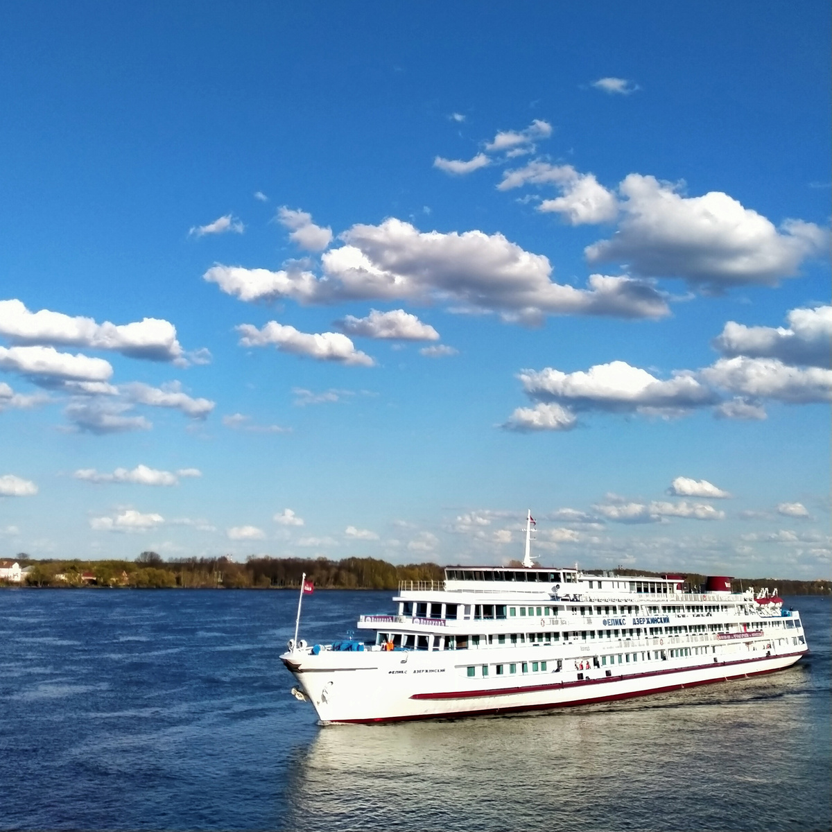 Ярославль, Волга, «Феликс Дзержинский». Красавец же! Этот комфортабельный четырехпалубный теплоход проекта 92-016 построен в Чехословакии в 1978 году. Сейчас он оснащен современным навигационным оборудованием и развивает скорость до 26 км/ч. Фото автора.