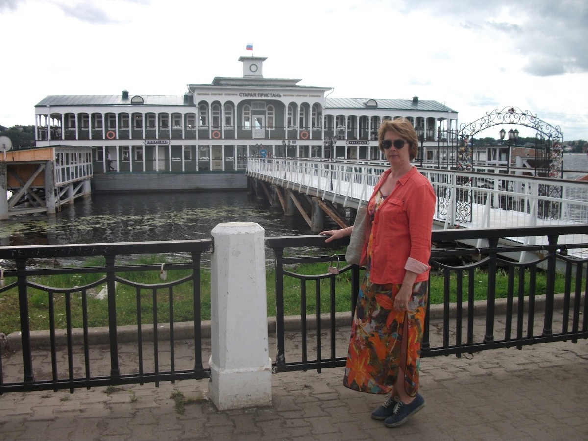 Знакомьтесь, это Татьяна. Фото сделано в Костроме. Уверена, многие узнали этот дебаркадер из фильма «Жестокий романс». Фото из личного архива Татьяны Тихоцкой.