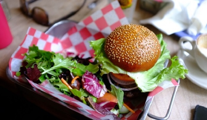    Россияне этим летом больше всего тратили деньги на супермаркеты, товары для дома и фастфуд