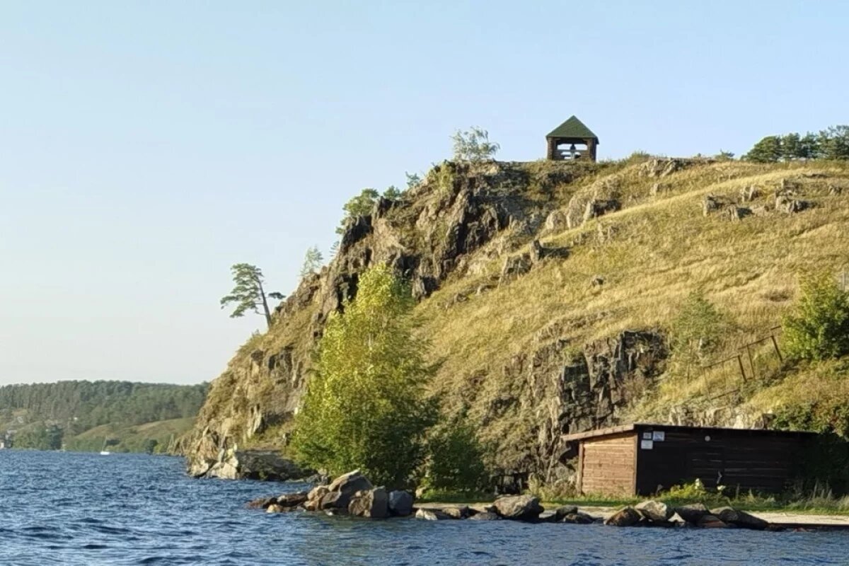    Южноуралец сорвался с 30-метровой скалы в озеро Тургояк во время фотосессии
