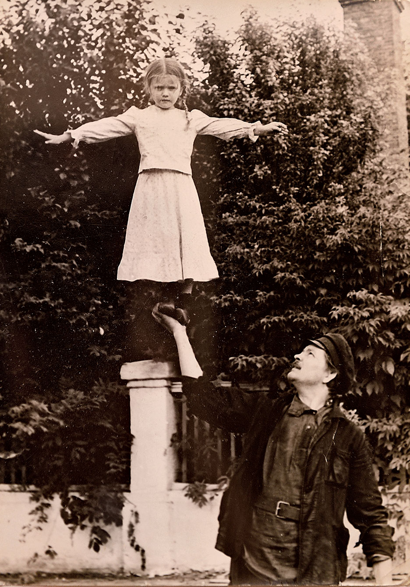 Анна Назарьева на съемках фильма «Огненное детство», 1976