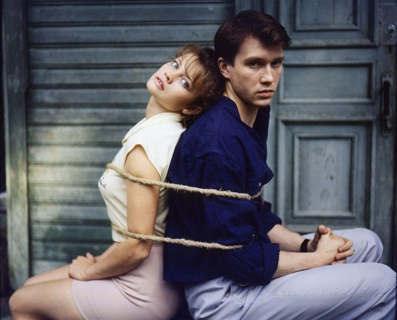 Анна Назарьева с Евгением Мироновым в фильме «Как живете, караси?», 1991