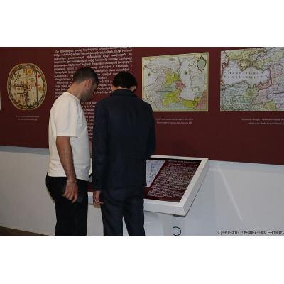 ПЕРЕД ТОРЖЕСТВЕННЫМ ОТКРЫТИЕМ ВЫСТАВКИ С ЛЕКЦИЕЙ О ДРЕВНИХ, средневековых и других картах с указанием Армении перед полным залом выступил Рубен Галичян. Он отметил, что до ХVI века на картах мира не указывались границы в виде линий, к которым мы привыкли сегодня. На картах значились названия стран на конкретных территориях, данные по имени проживающих в них народов. В Египте жили египтяне, в Персии – персы, в Индии – индийцы, на Аравийском полуострове - арабы и т.д.