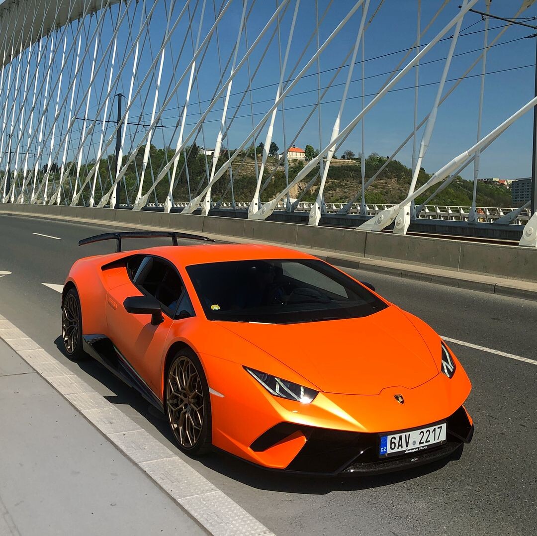 Huracan на каком-то мосту. Huracan не мой, мост такой не знаю
