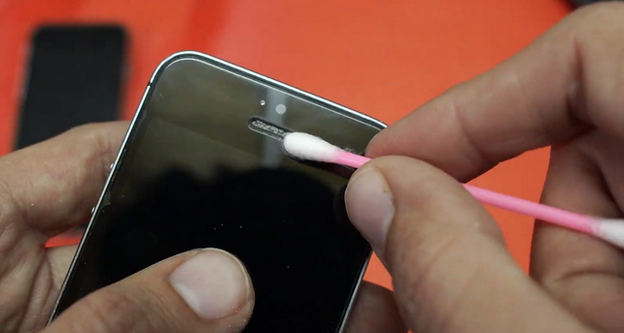 чистим динамик смартфона