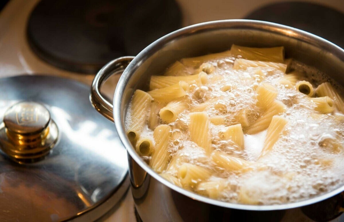 Большинство неправильно сливают воду из-под макарон? Эти 2 лайфхака с дуршлагом и без упростят жизнь