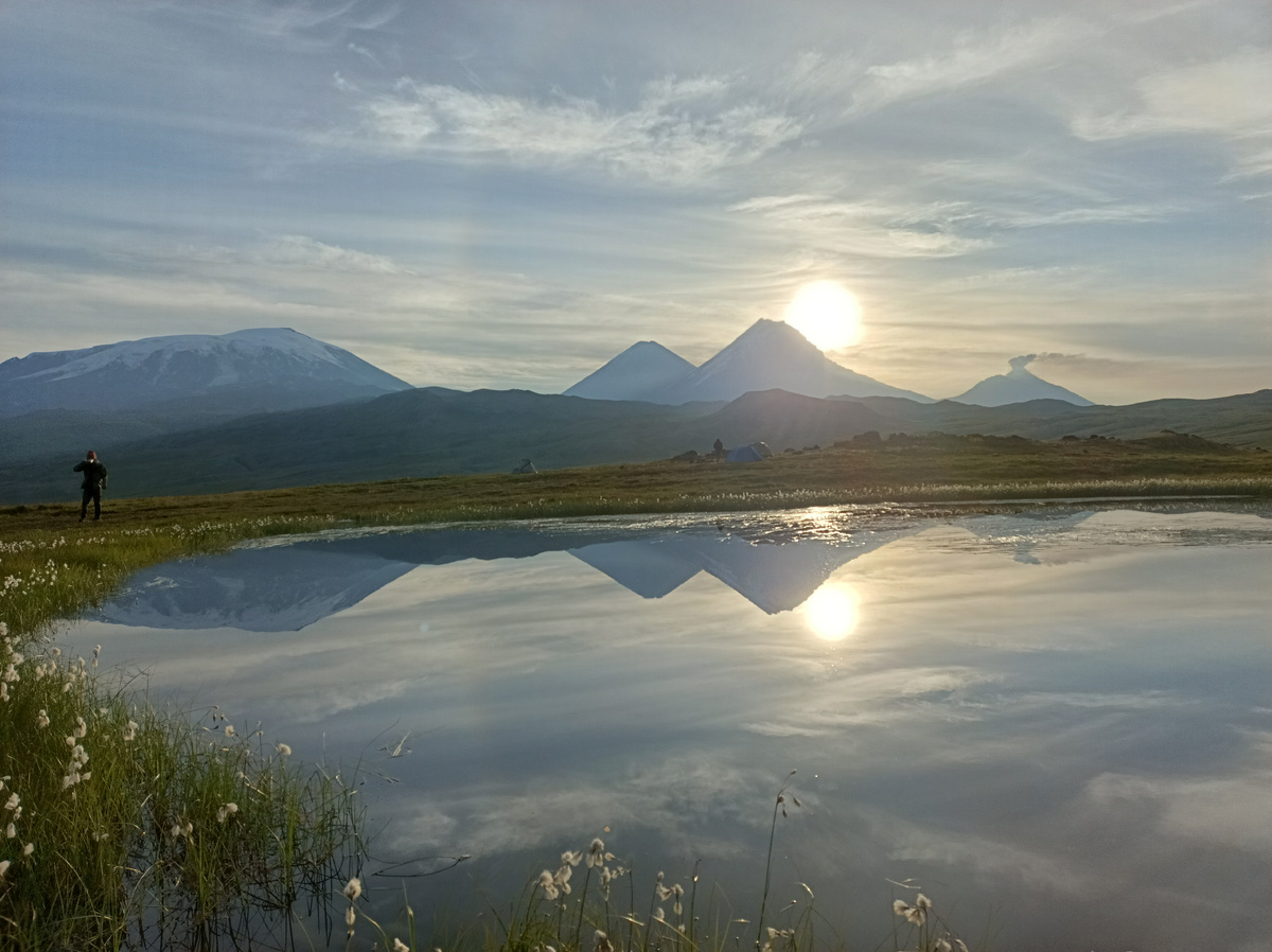 Вулканы Ключевская сопка, Камень, Безымянный (дымит)