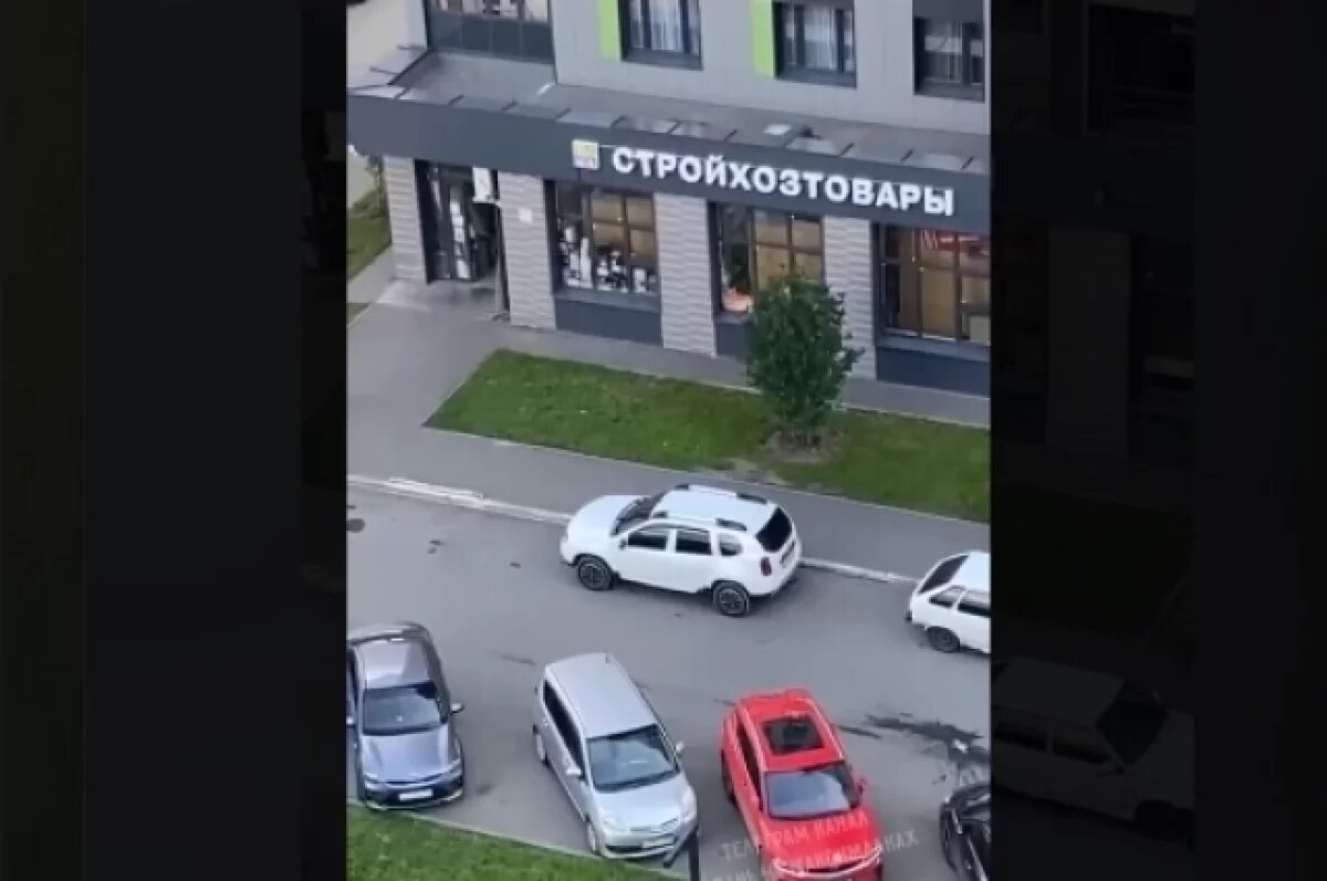    В Казани подростки обкидывали машины пакетами с водой с 18-го этажа